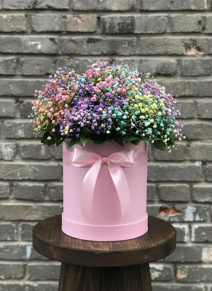 Цветочная композиция из Гипсофила и Розы в шляпной коробке в Новодеревянковской
