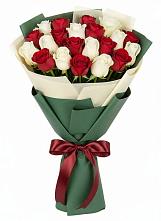 Букет Микс из красных и белых роз в Новодеревянковской