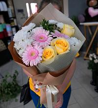 Букет цветов из:  Герберы, Розы и Хризантемы в Новодеревянковской