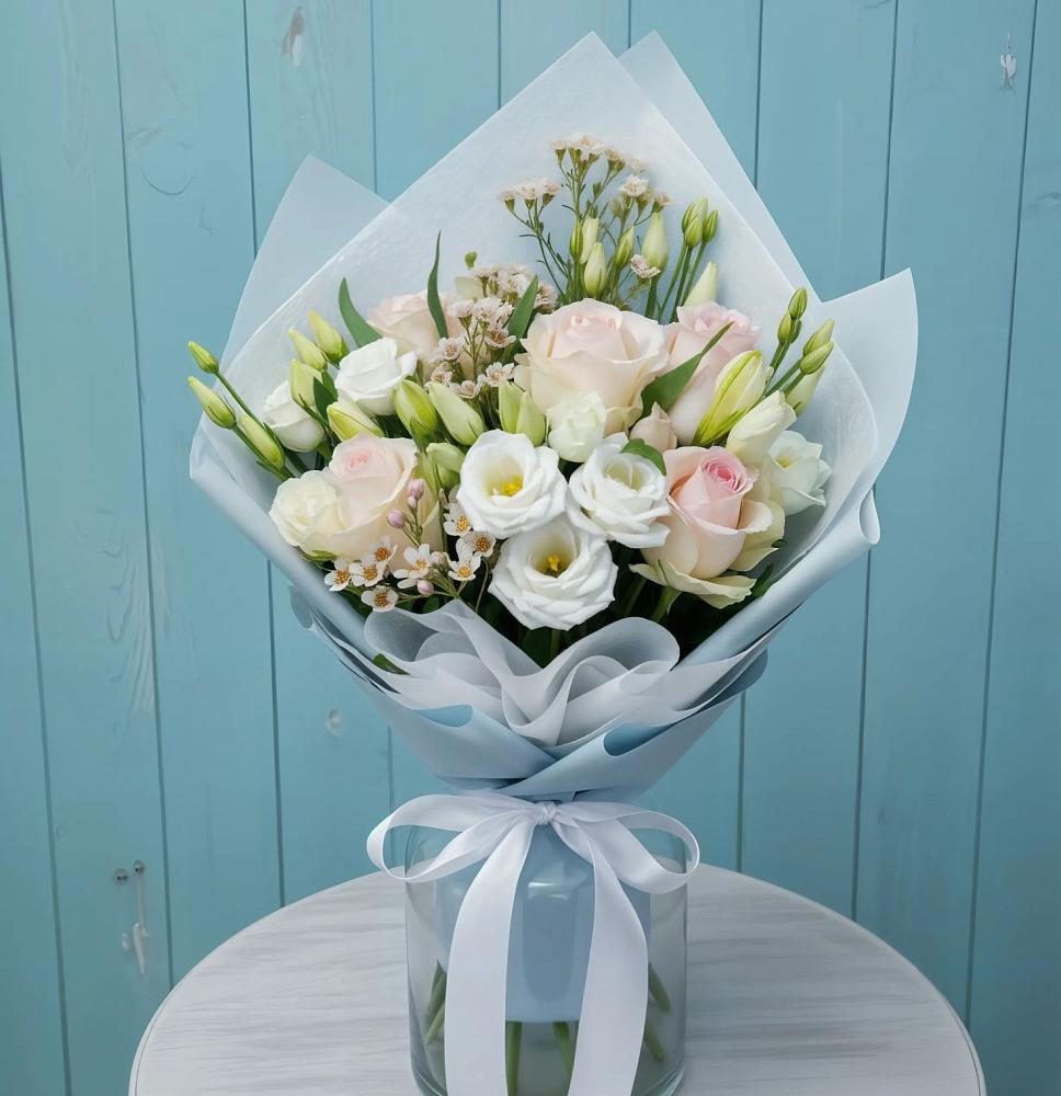 Букет цветов из: Розы и Лизиантусы в Новодеревянковской