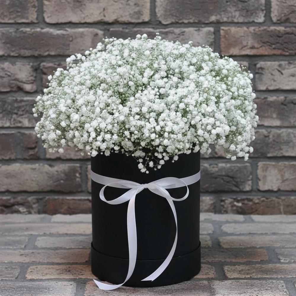 Цветочная композиция из Гипсофила в шляпной коробке в Новодеревянковской