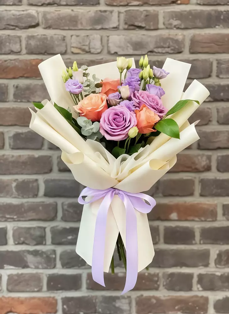 Букет цветов из: Лизиантусы и Розы в Новодеревянковской