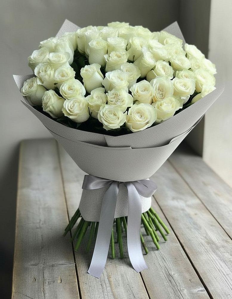 Букет 35 Белых роз в Новодеревянковской