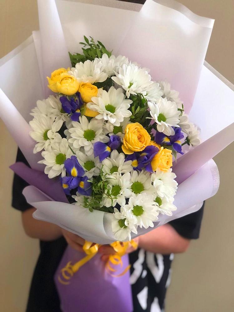 Букет цветов из: Ирисы, Хризантемы и Розы в Новодеревянковской