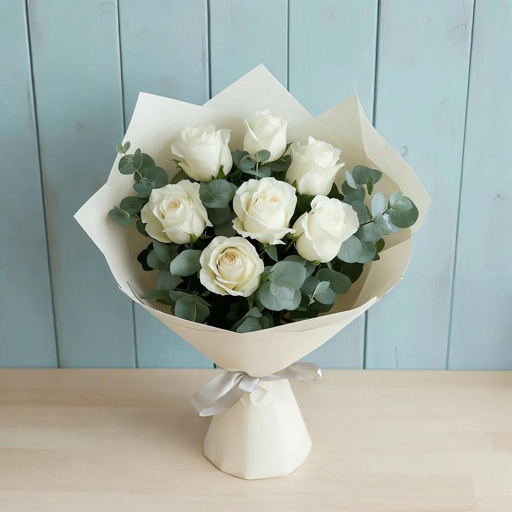 Букет Белые розы в Эвкалипте в Новодеревянковской