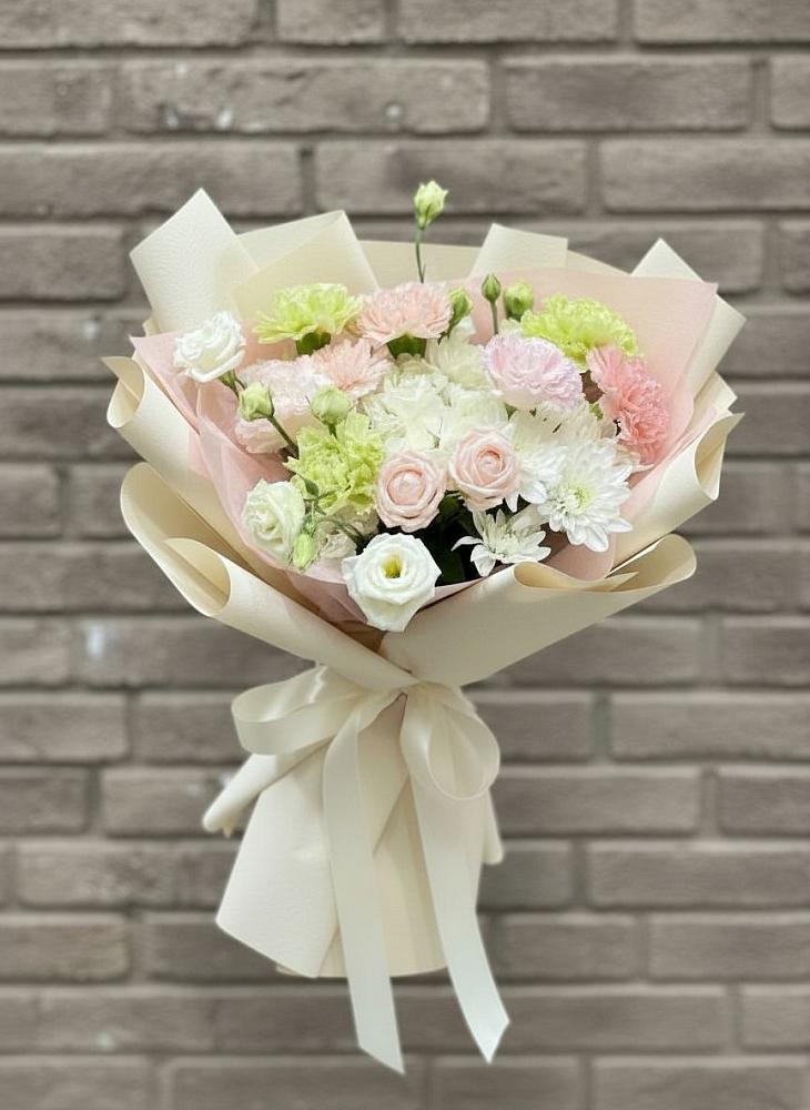 Букет цветов из: Гвоздики, Розы, Лизиантусы и Хризантемы в Новодеревянковской