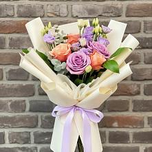 Букет цветов из:  Лизиантусы и Розы в Новодеревянковской