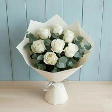 Букет Белые розы в Эвкалипте в Новодеревянковской