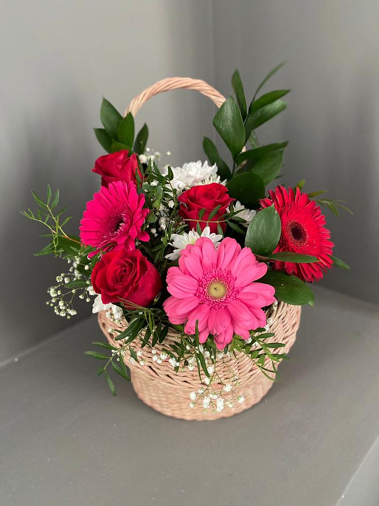 Цветочная композиция из Розы, Хризантемы и Герберы в корзине в Новодеревянковской