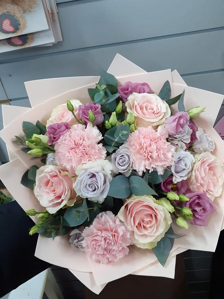 Букет цветов из: Розы, Гвоздики и Лизиантусы в Новодеревянковской