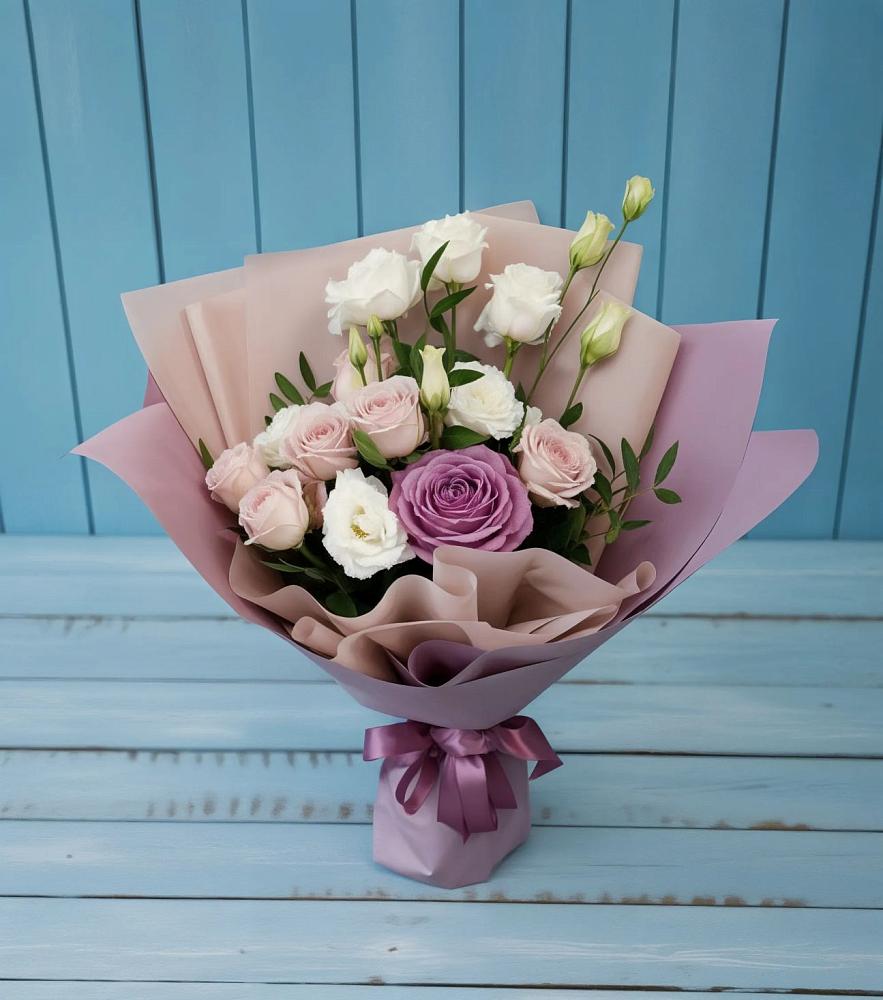 Букет цветов из: Розы и Лизиантусы в Новодеревянковской